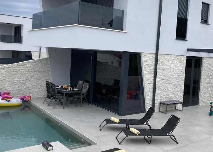 Villa Lura In Pula Mit Pool