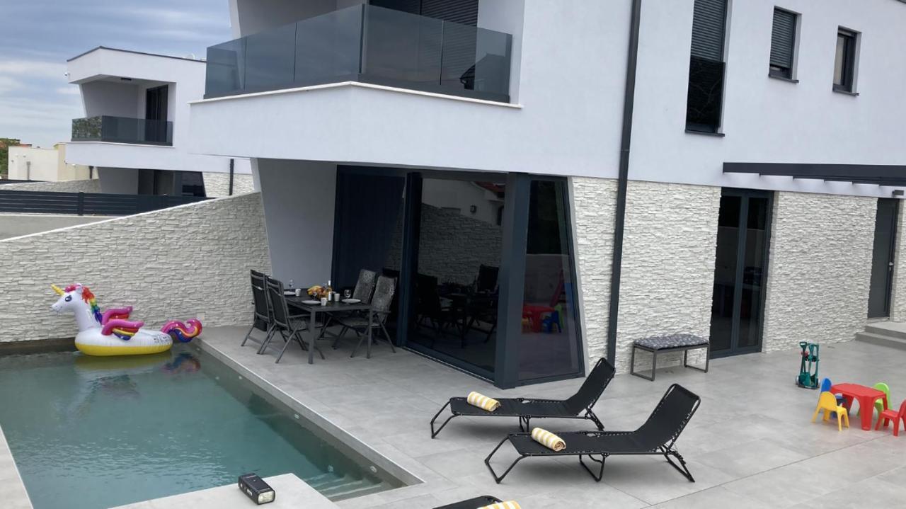 Villa Lura In Mit Pool